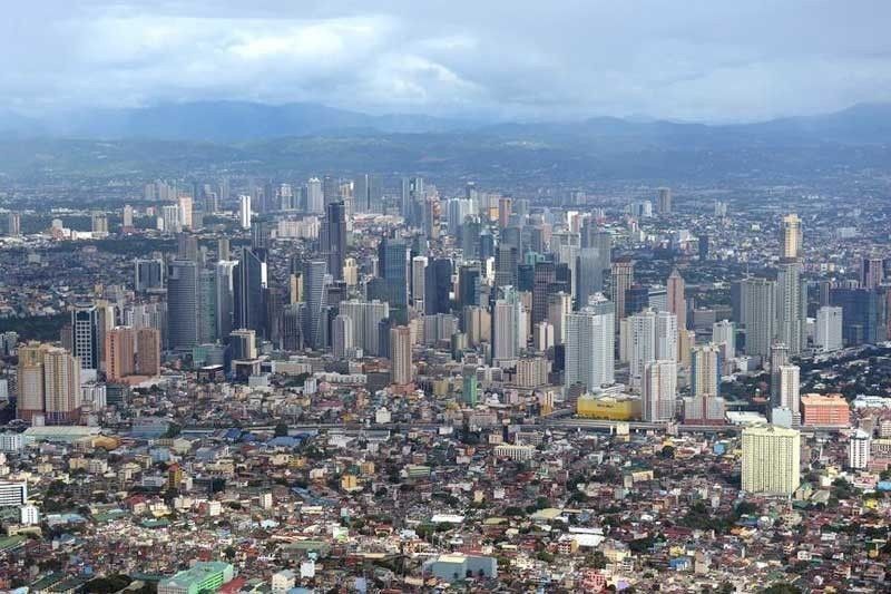 Slow pace of COVID-19 jabs dims Philippine growth outlook