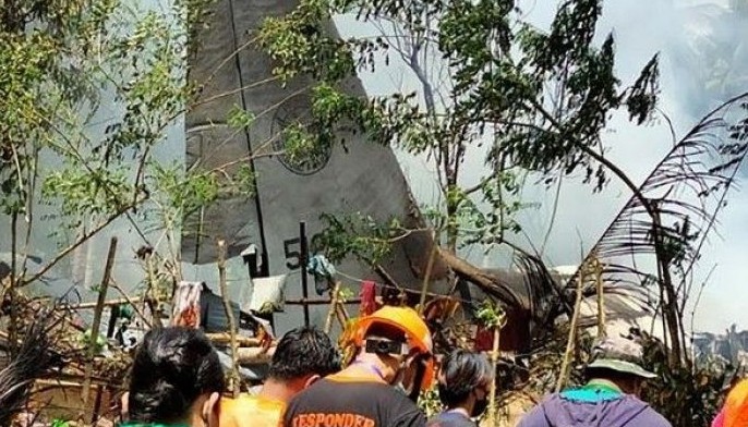 Philippines retrieves crashed military plane's black boxes