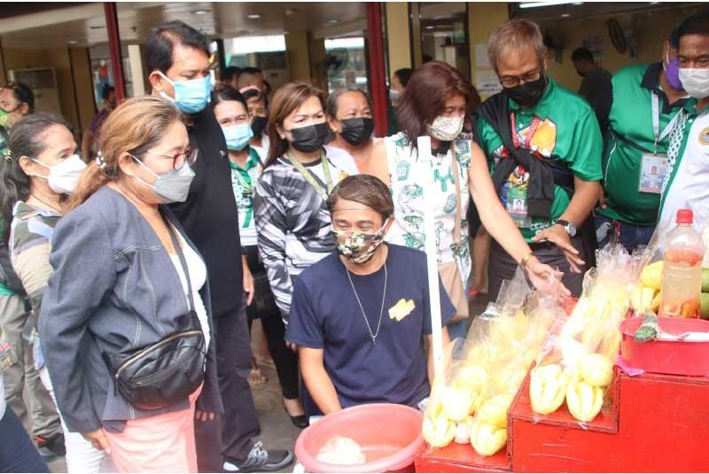 CH allows return of sidewalk vendors