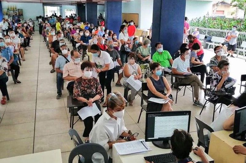 Vaccination cards sa Cebu City butangan og QR code