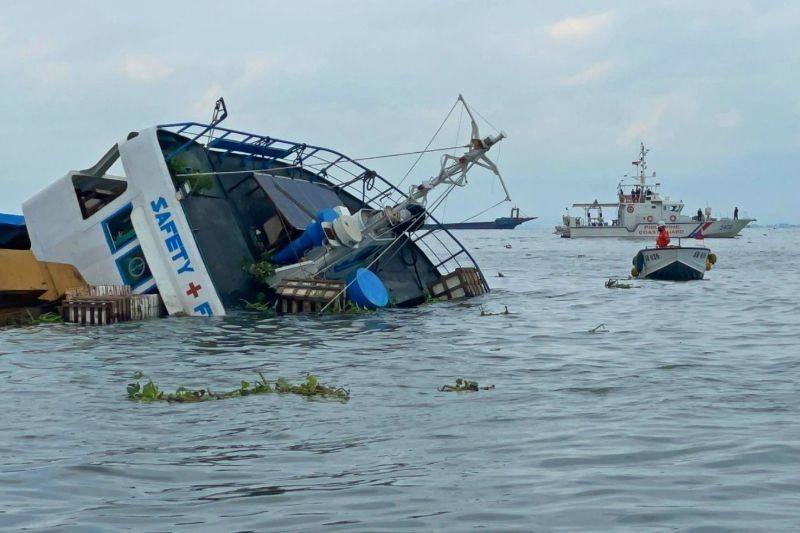 Oil spill off Manila after cargo ship collides with dredger