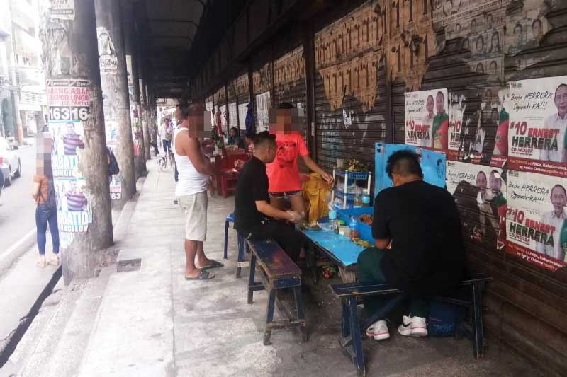 Sidewalk vendors told: Observe rules to stay