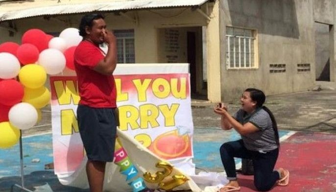 Woman proposes to boyfriend of 8 years, goes viral on social media