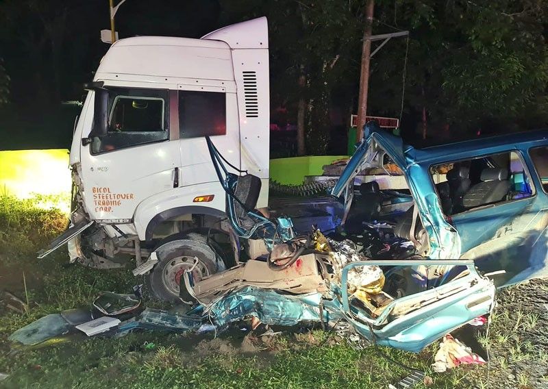 Van collides with truck in Quezon; 6 dead