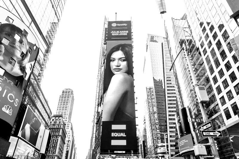 Julie, spotted sa Times Square!