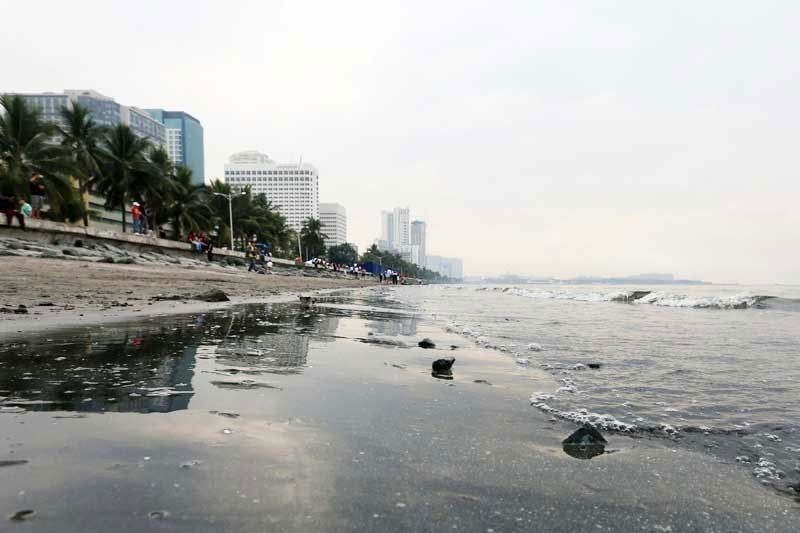 2 truck ng basura nahakot sa Manila Bay