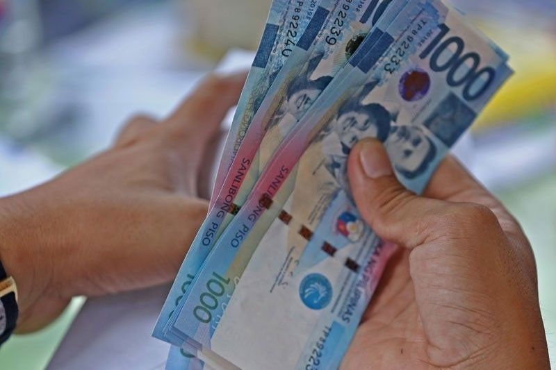 300 Novo Ecijanos tumanggap ng cash for work mula sa DSWD