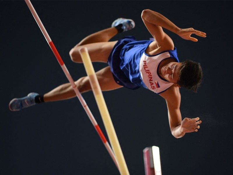 Still alive: Obiena qualifies for Olympic pole vault final