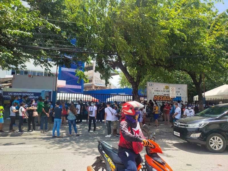 Crowds throng Cebu City vax sites