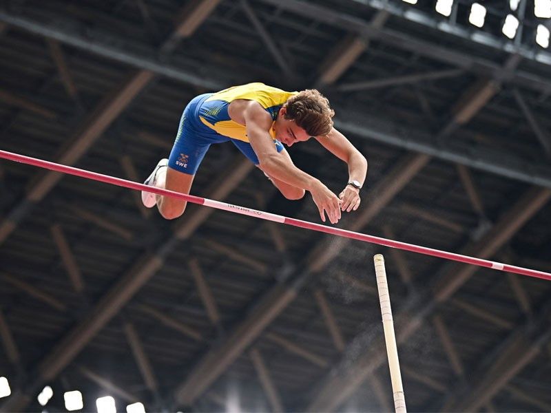 Pole vault star reveals near-miss with COVID-19 positive Kendricks