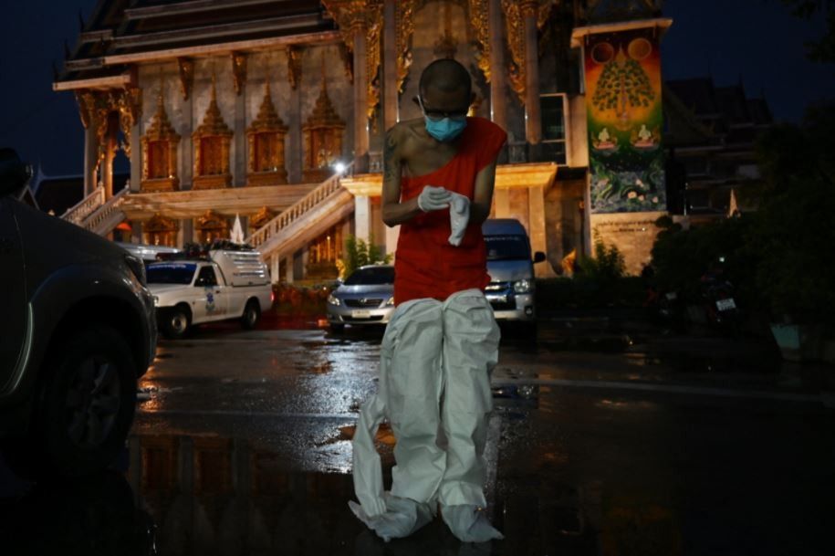 Thai monks don protective gear as COVID-19 cases surge