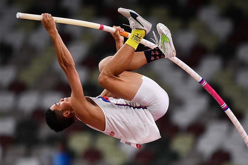 Obiena leaps short of Olympic podium in men's pole vault