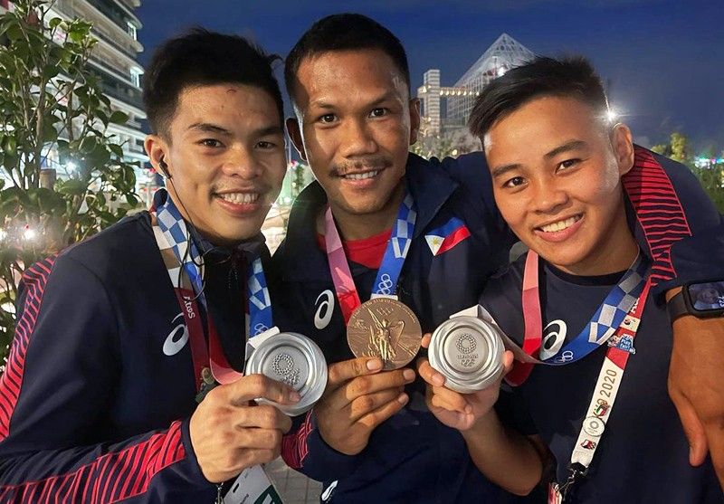 Olympic boxing medalists receive cash incentives from Mikee Romero