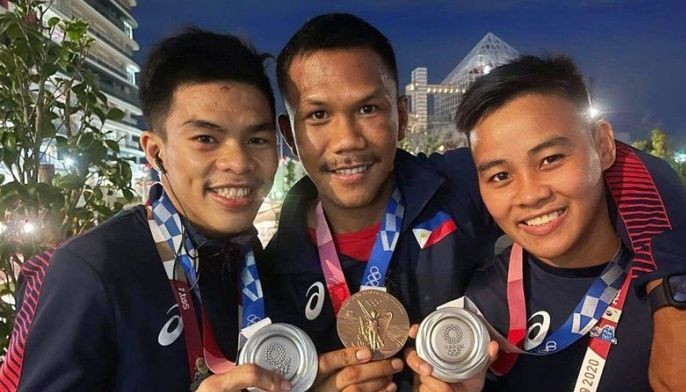 Olympic boxing medalists receive cash incentives from Mikee Romero