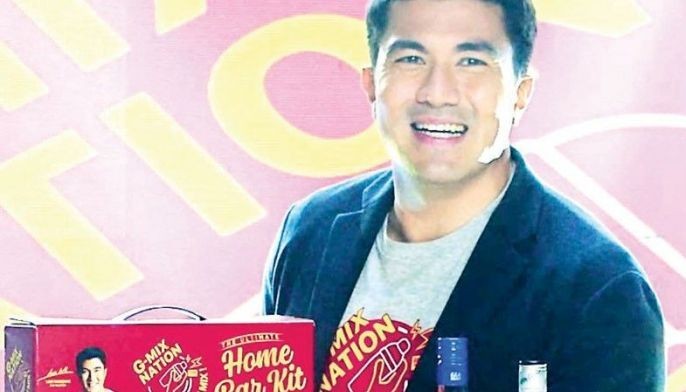 Luis, nalilibang sa cocktail mixing!