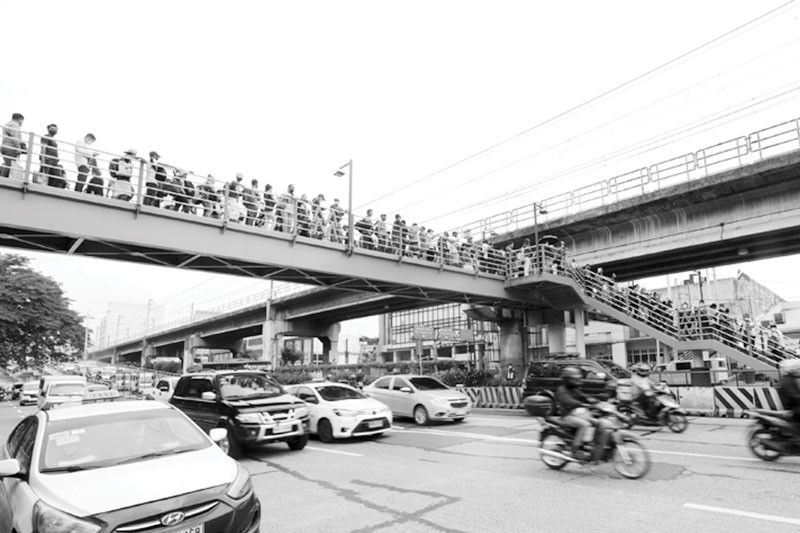 Sa pagbabalik MECQ Mas mahabang pila ng commuters, naobserbahan sa Metro Manila