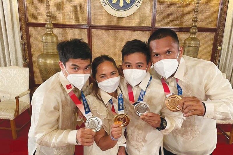 4 Tokyo Olympics medalists natanggap na ang cash incentives kay Duterte