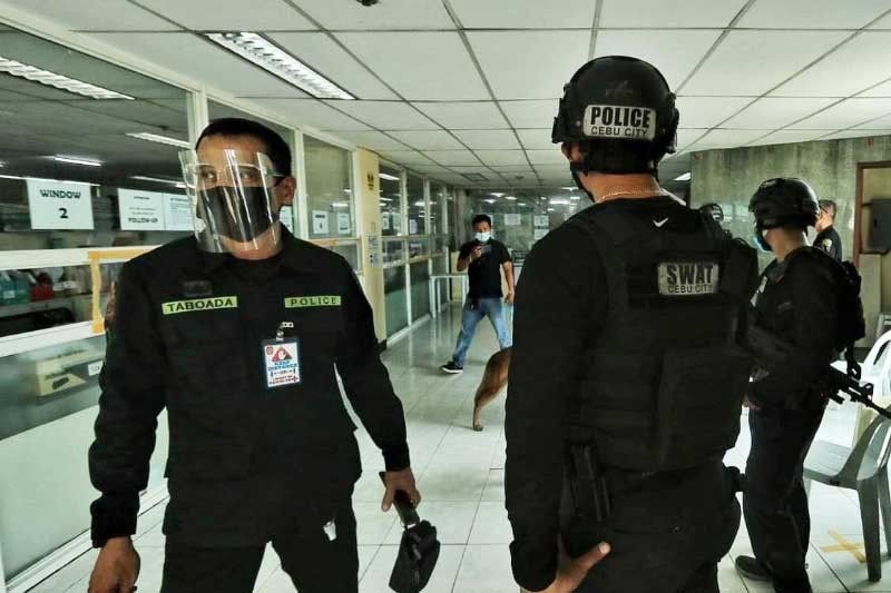 Bomb scare rocks Cebu City Hall