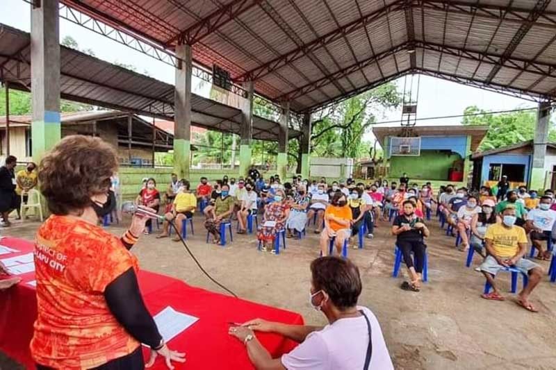 2,500 Lapu-Lapu residents get cash aid from DSWD