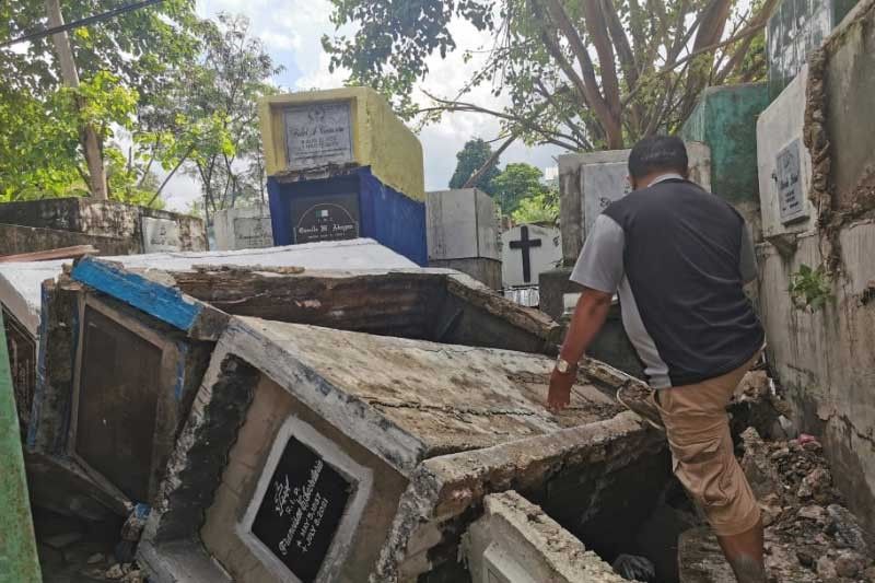 4 tombs in Labangon cemetery collapsed
