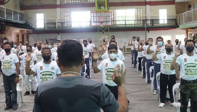 53 ka tawo nanumpa nga moabag sa kapolisan sa Talisay