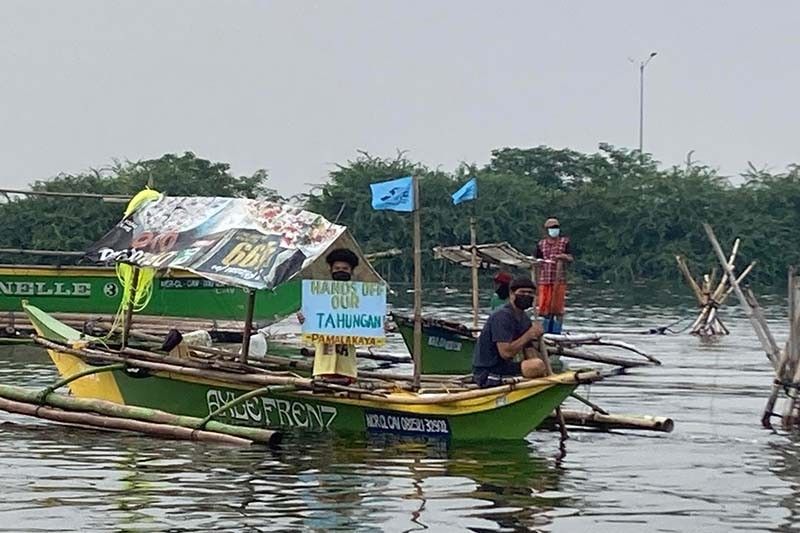 Fishers hit planned demolition of fish pens, mussel farms in Manila Bay