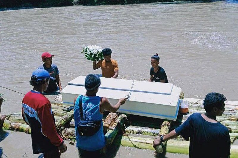 A peculiar burial procession: North Cotabato clan crosses river to transport remains of relative