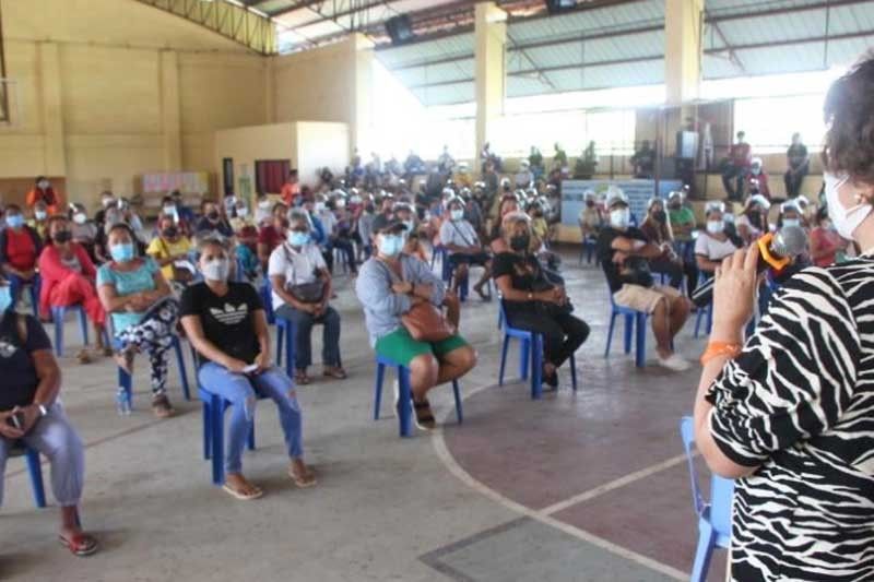 Lapu-Lapu residents get assistance from DSWD