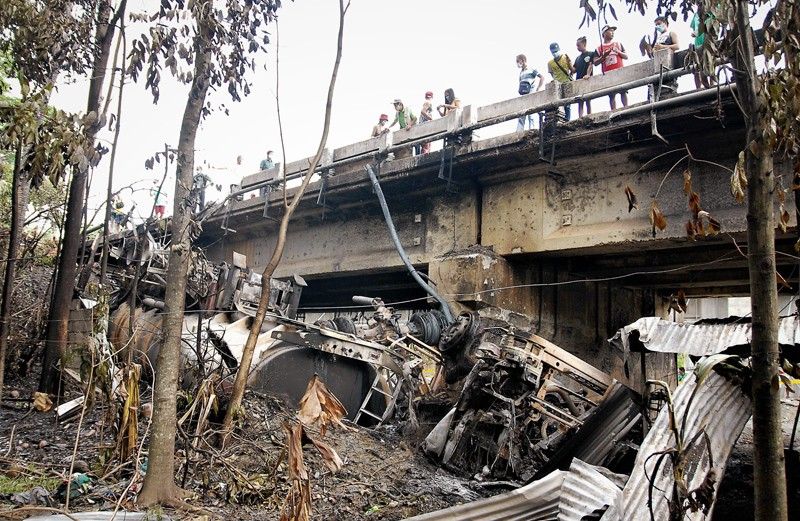 Fuel tanker falls off Nueva Vizcaya bridge; 2 die