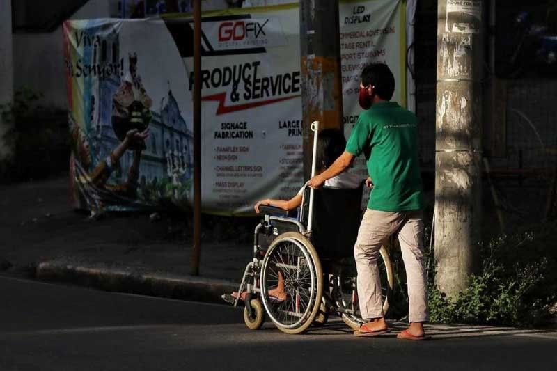 Cebu cops give free wheelchairs to indigents
