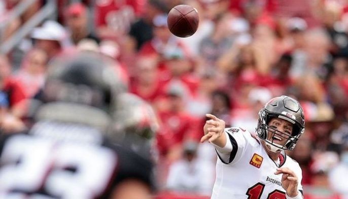 Brady has 276 yards, 5 TDs; Buccaneers rout Falcons 48-25