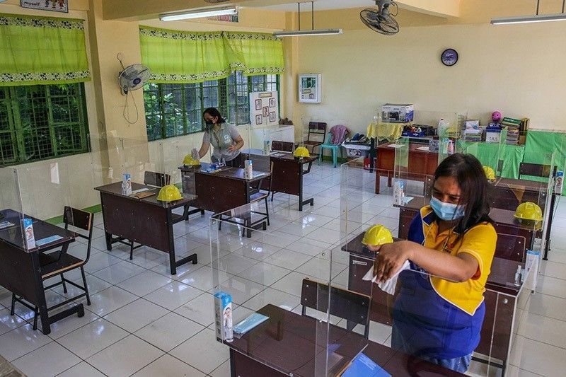 Ilang private schools posible iobliga COVID-19 vaccination ng mga guro