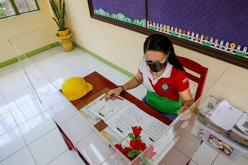 Schools in pilot return to classroom learning to get vaccine priority â�� DepEd