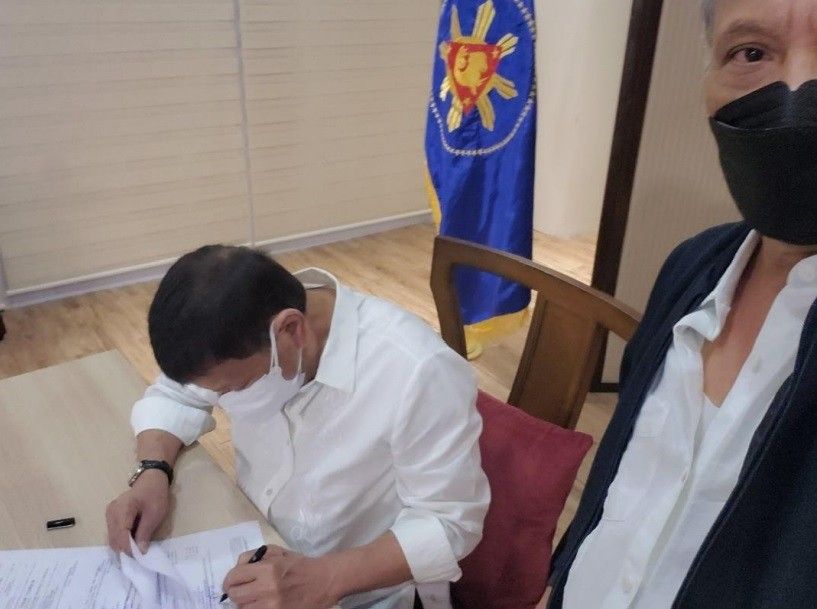 'CONA-firmed': Duterte nilagdaan nominasyon bilang VP ng PDP-Laban sa 2022