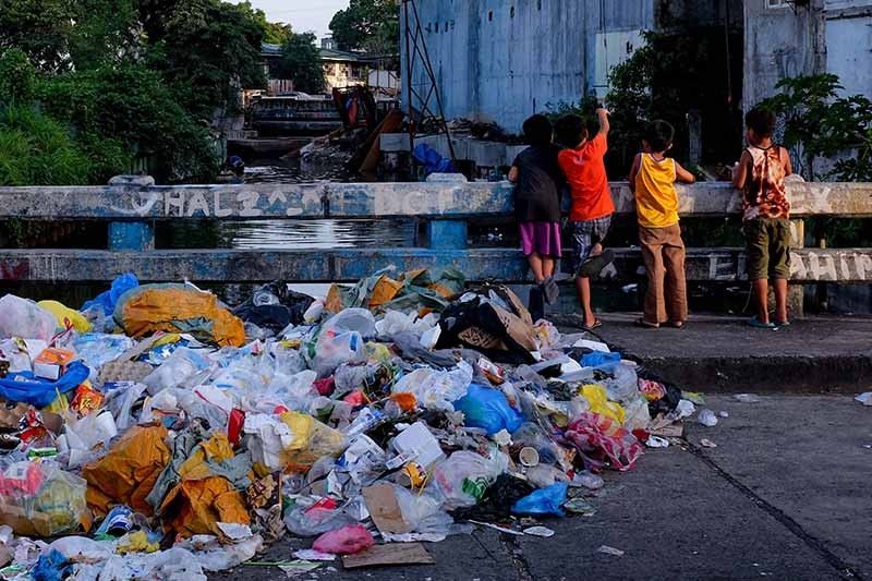 Green groups ask Duterte to ban single-use plastics thumbnail