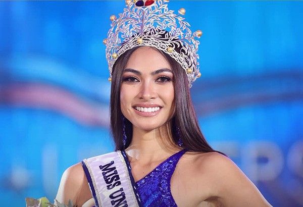 Bea Gomez dari Filipina memamerkan kekuatan catwalk saat Miss Universe 2021 mendekati final