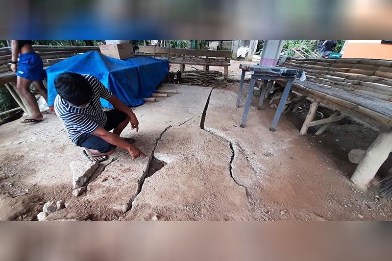 Yuta sa barangay sa Compostela nangliki;  Karsada sa Manipis dili pa maagian