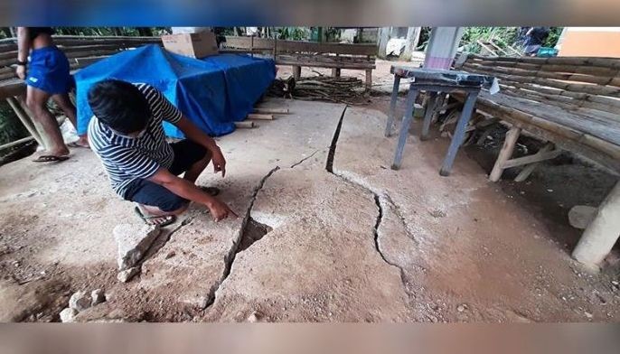 Yuta sa barangay sa Compostela nangliki;  Karsada sa Manipis dili pa maagian