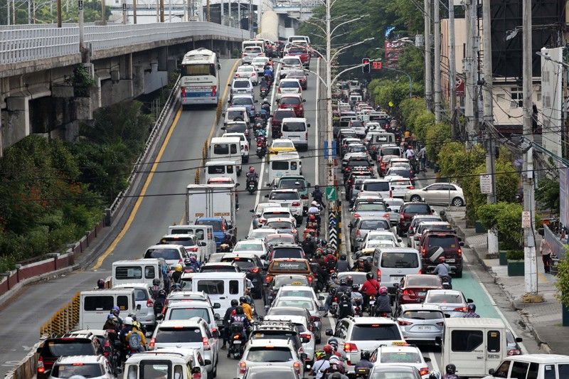 Daloy ng trapiko sa Metro Manila bumigat na