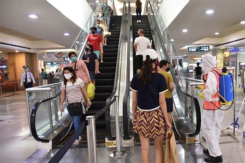 Minors puwede nang bumiyahe, pero bawal pa rin sa malls