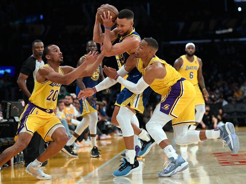 Curry posts rare triple-double as Warriors weather LeBron, Lakers