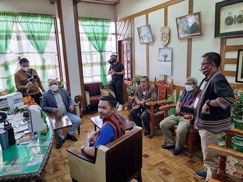 Pacquiao helps disaster victims, meets with officials in Benguet