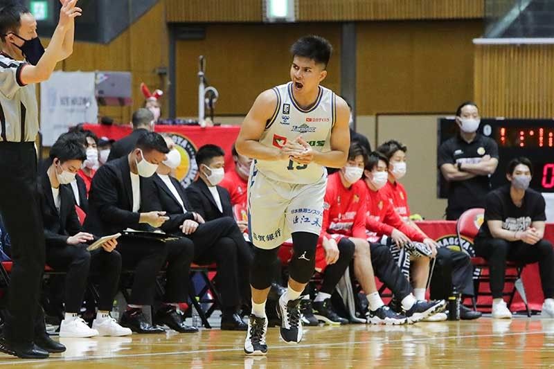 Kiefer Ravena celebrates birthday with Shiga teammates