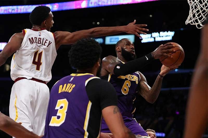 LeBron takes over in fourth quarter to lead Lakers past Cavaliers