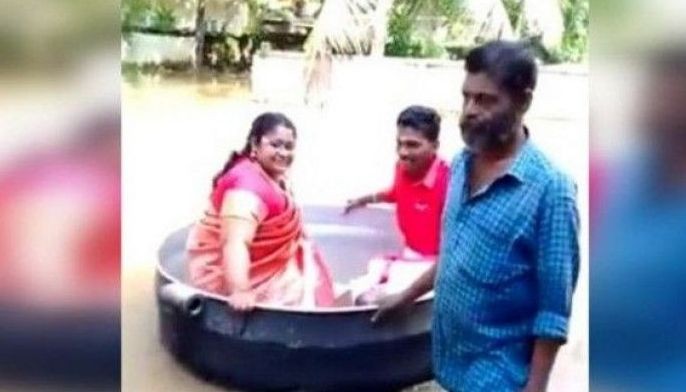 Indian couple sail to wedding in cooking pot, despite floods