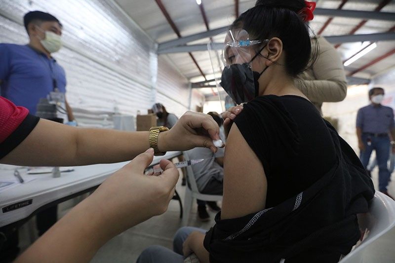 Edad 12-17 na dumanas ng COVID-19 vaccine side-effects sa 'Pinas 0.27% lang