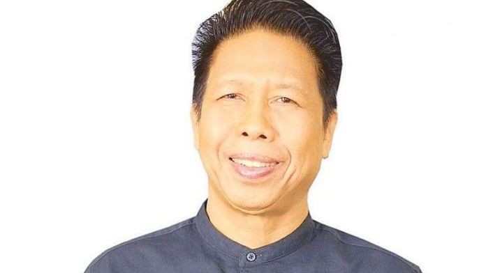 Vehnee Saturno updates his two-decade-old Christmas hit