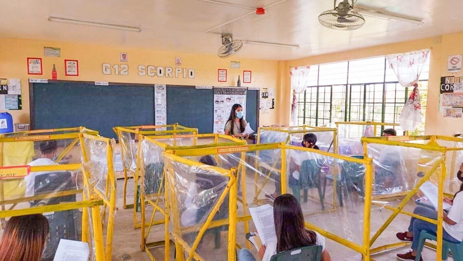Setelah 19 bulan, Filipina mulai kembali ke ruang kelas secara bertahap