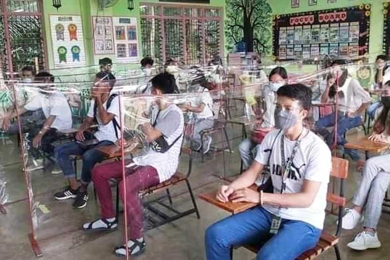 500 kids in Central Visayas return to school for pilot week of face-to-face classes