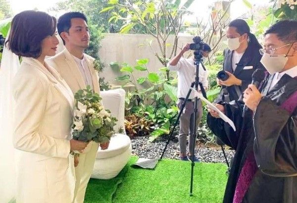 Jennylyn Mercado, Dennis Trillo mengenakan tuksedo yang serasi untuk pernikahan taman